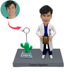 Bobblehead del dottore con decorazione di cactus