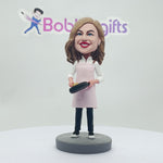 Bobblehead personalizzato raffigurante la mamma che cucina con la padella
