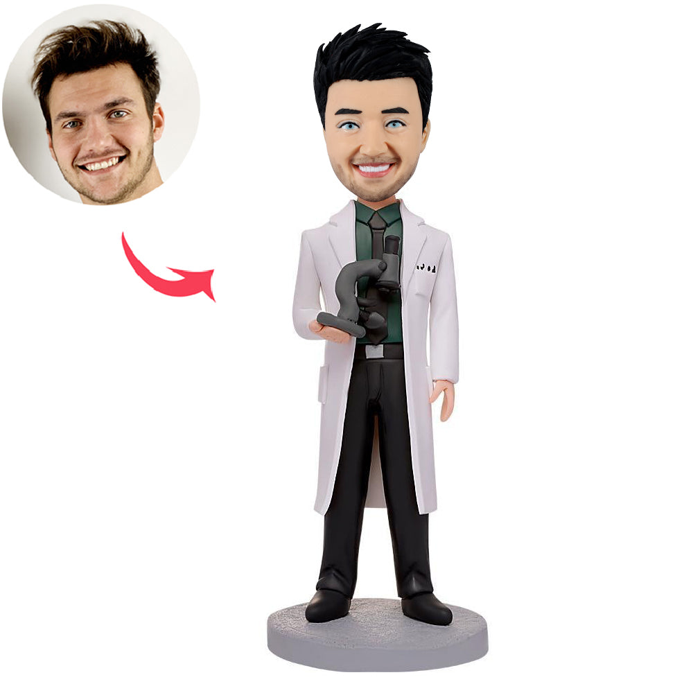 Bobblehead personalizzato raffigurante uno scienziato che tiene in mano un microscopio