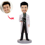 Bobblehead personalizzato raffigurante uno scienziato che tiene in mano un microscopio