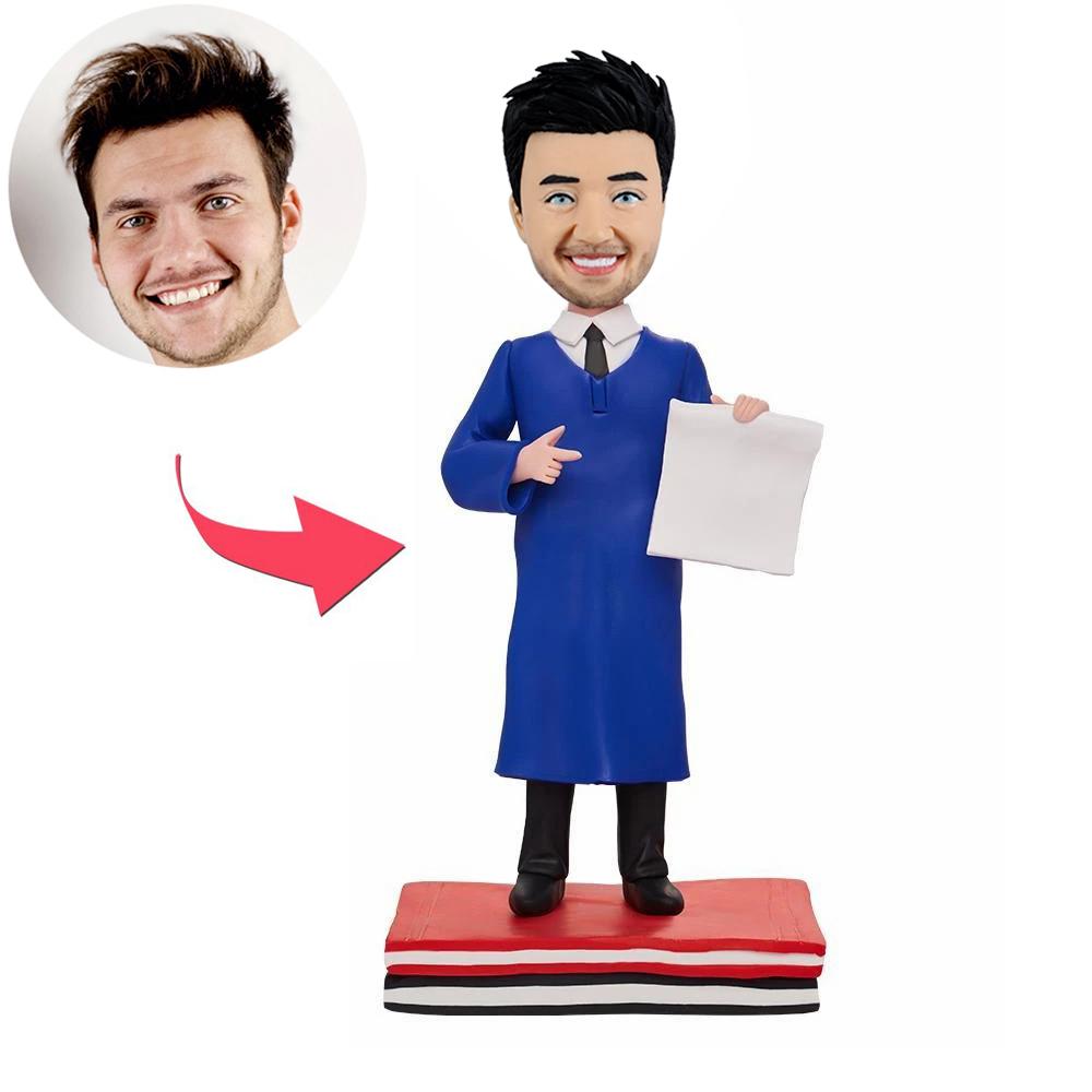 Bobblehead di laurea con abito accademico blu