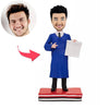 Bobblehead di laurea con abito accademico blu
