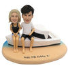 Coppia bobblehead sulla spiaggia con yacht