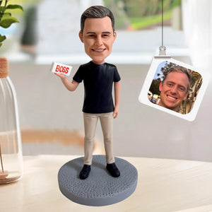 Bobblehead personalizzato con uomo che tiene il cartello BOSS