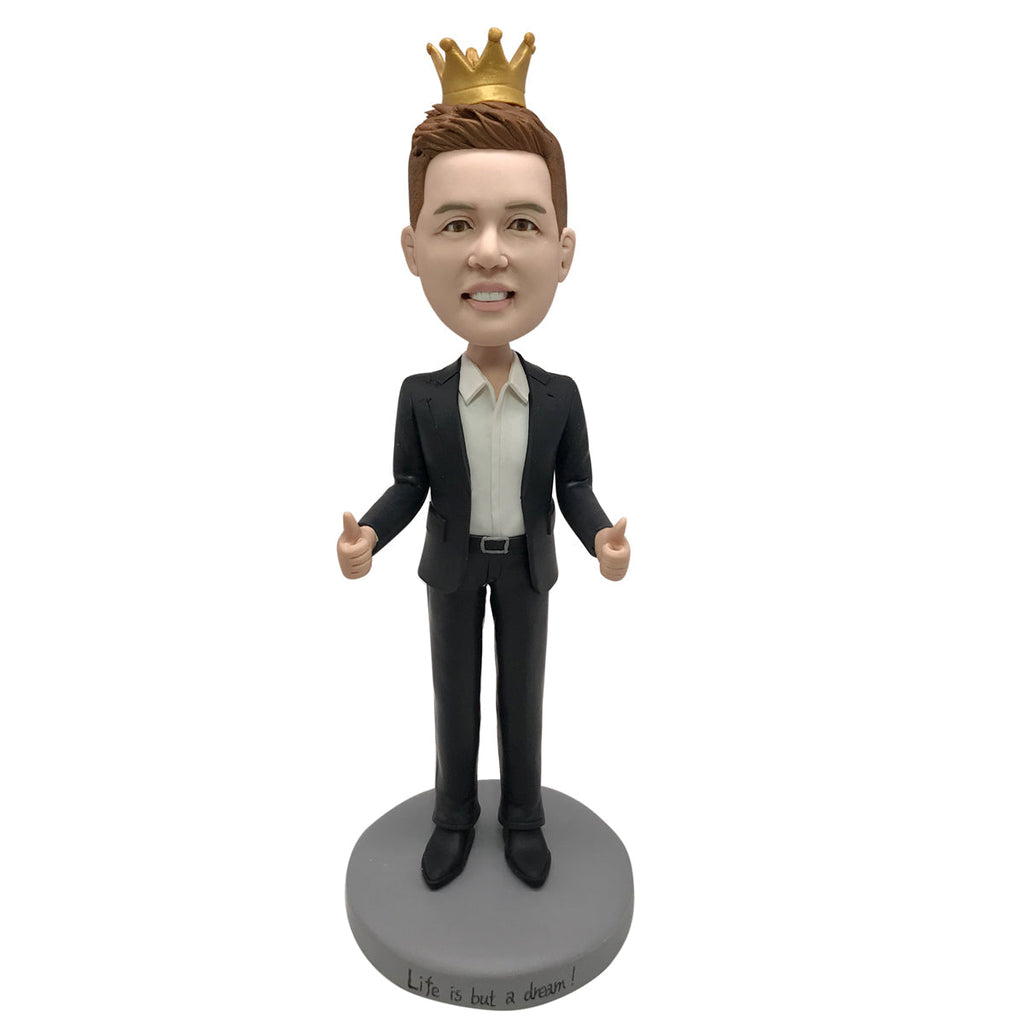 Bobblehead di uomo d'affari con corona