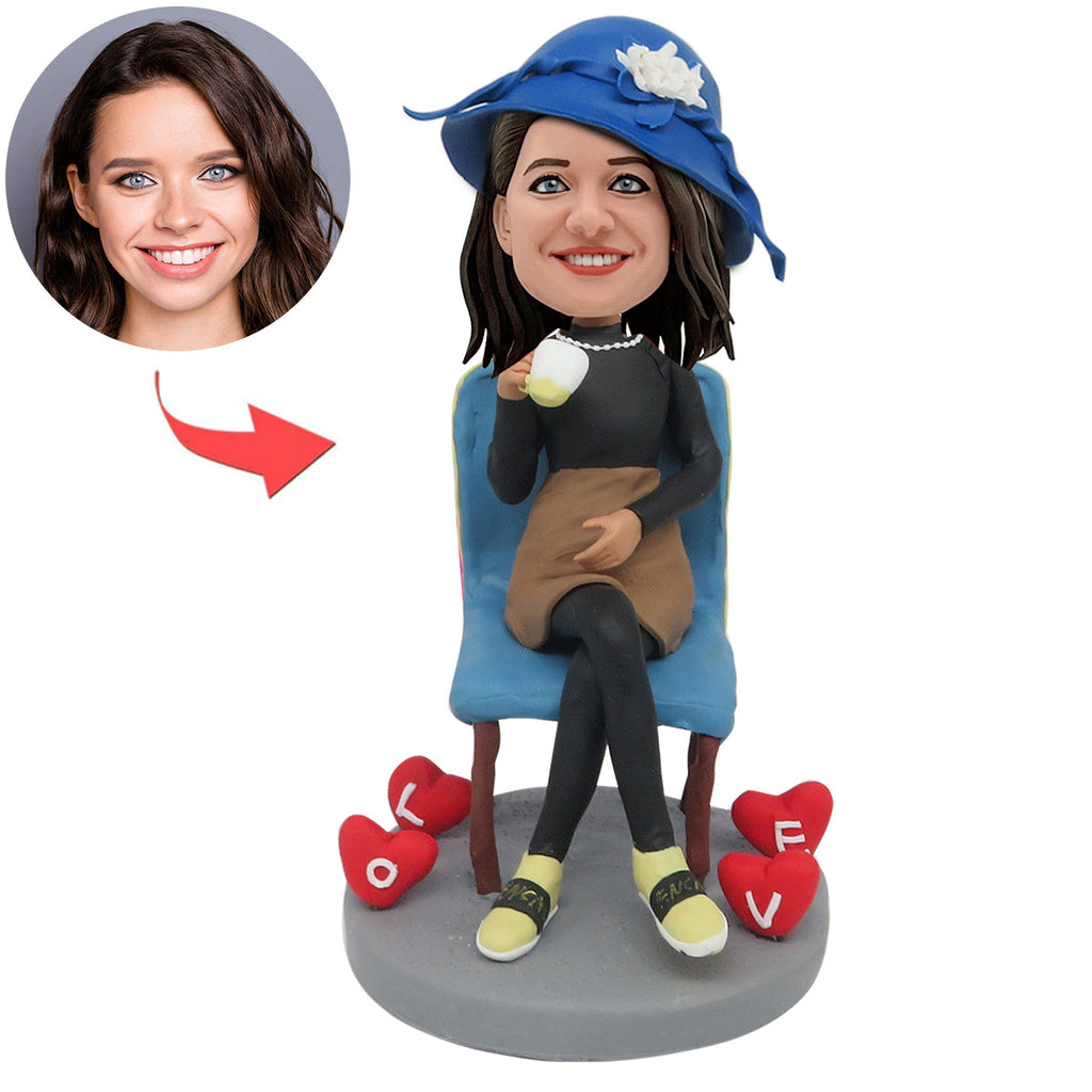 Bobblehead personalizzato raffigurante una donna elegante che beve il tè