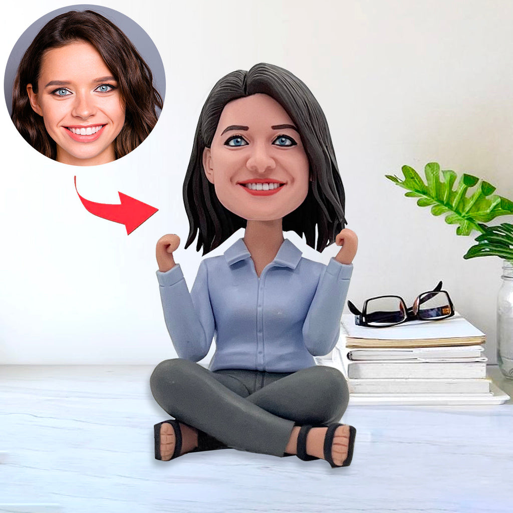 Bobblehead personalizzato raffigurante una ragazza che festeggia seduta a gambe incrociate (base non inclusa)
