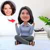 Bobblehead personalizzato raffigurante una ragazza che festeggia seduta a gambe incrociate (base non inclusa)