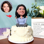 Bobblehead personalizzato raffigurante una ragazza che festeggia seduta a gambe incrociate (base non inclusa)