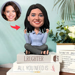 Bobblehead personalizzato raffigurante una ragazza che festeggia seduta a gambe incrociate (base non inclusa)