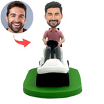 Idea regalo per la festa del papà: Bobblehead che guida un golf cart
