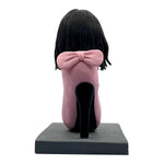 Bobblehead personalizzato raffigurante una donna elegante seduta sui tacchi alti