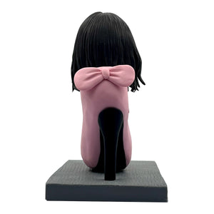 Bobblehead personalizzato raffigurante una donna elegante seduta sui tacchi alti