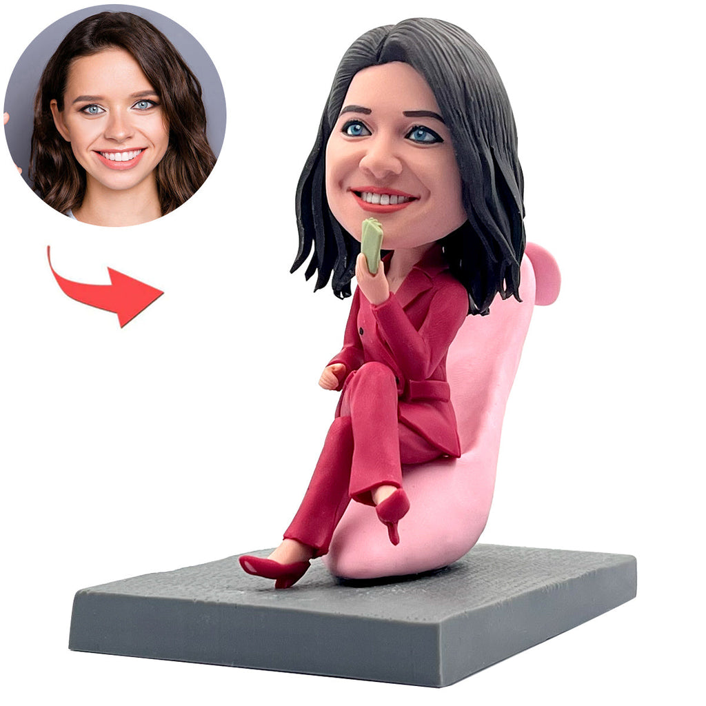 Bobblehead personalizzato raffigurante una donna elegante seduta sui tacchi alti