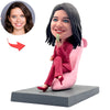 Bobblehead personalizzato raffigurante una donna elegante seduta sui tacchi alti
