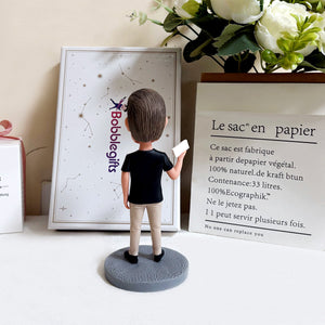 Bobblehead personalizzato con uomo che tiene il cartello BOSS