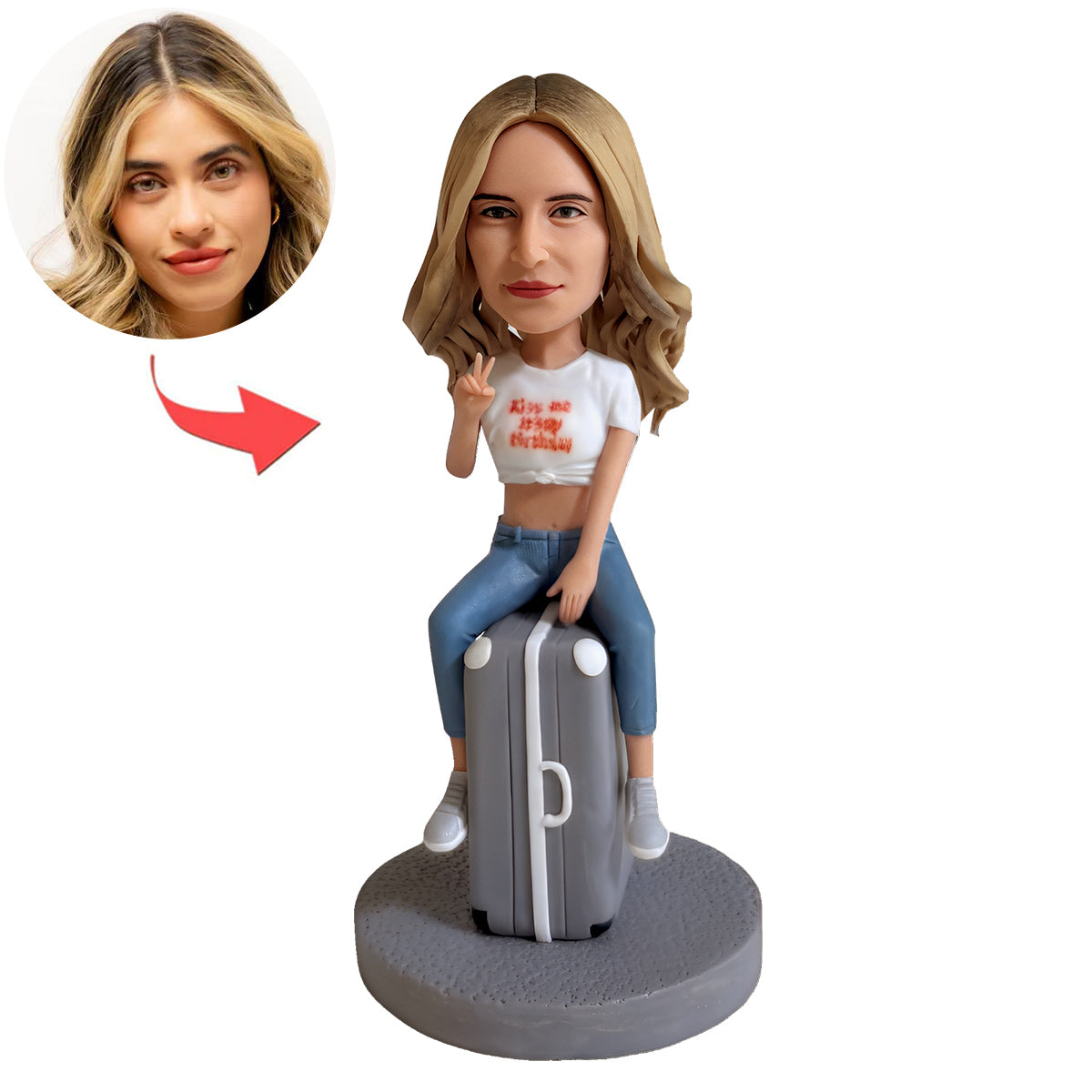 Bobblehead personalizzato seduto su una valigia