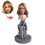 Bobblehead personalizzato seduto su una valigia