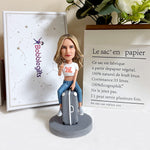 Bobblehead personalizzato seduto su una valigia