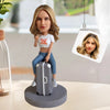 Bobblehead personalizzato seduto su una valigia