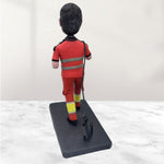 Bobblehead personalizzato in uniforme da lavoro rossa con tazza da caffè