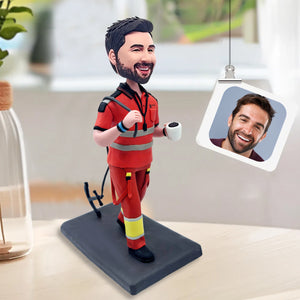 Bobblehead personalizzato in uniforme da lavoro rossa con tazza da caffè