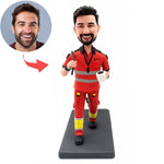 Bobblehead personalizzato in uniforme da lavoro rossa con tazza da caffè