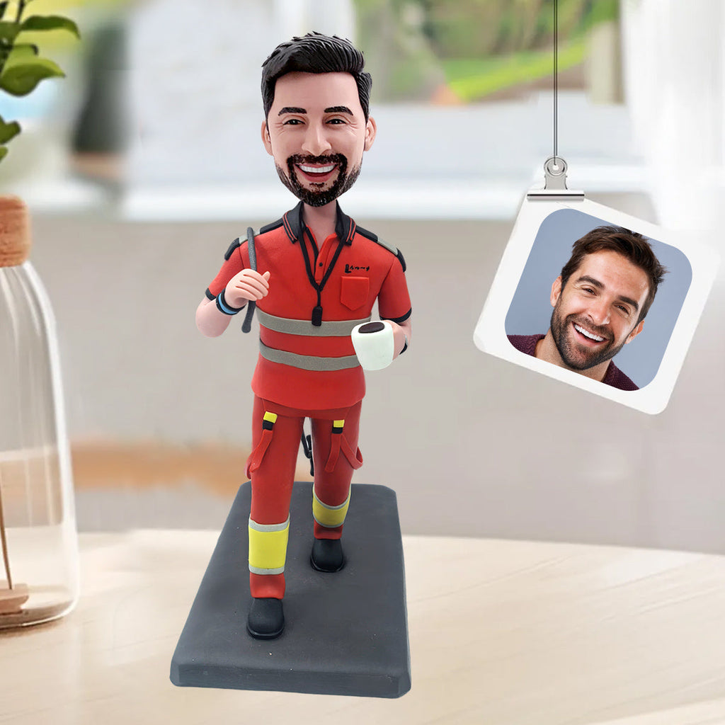 Bobblehead personalizzato in uniforme da lavoro rossa con tazza da caffè