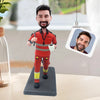 Bobblehead personalizzato in uniforme da lavoro rossa con tazza da caffè