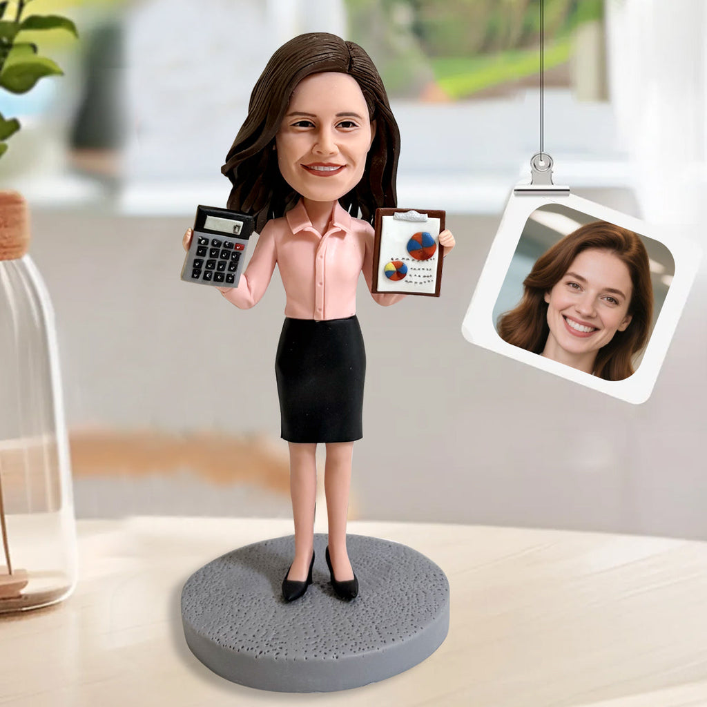 Bobblehead personalizzato raffigurante una contabile donna con calcolatrice e report