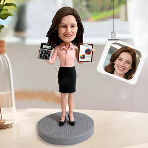 Bobblehead personalizzato raffigurante una contabile donna con calcolatrice e report