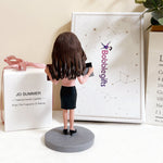 Bobblehead personalizzato raffigurante una contabile donna con calcolatrice e report