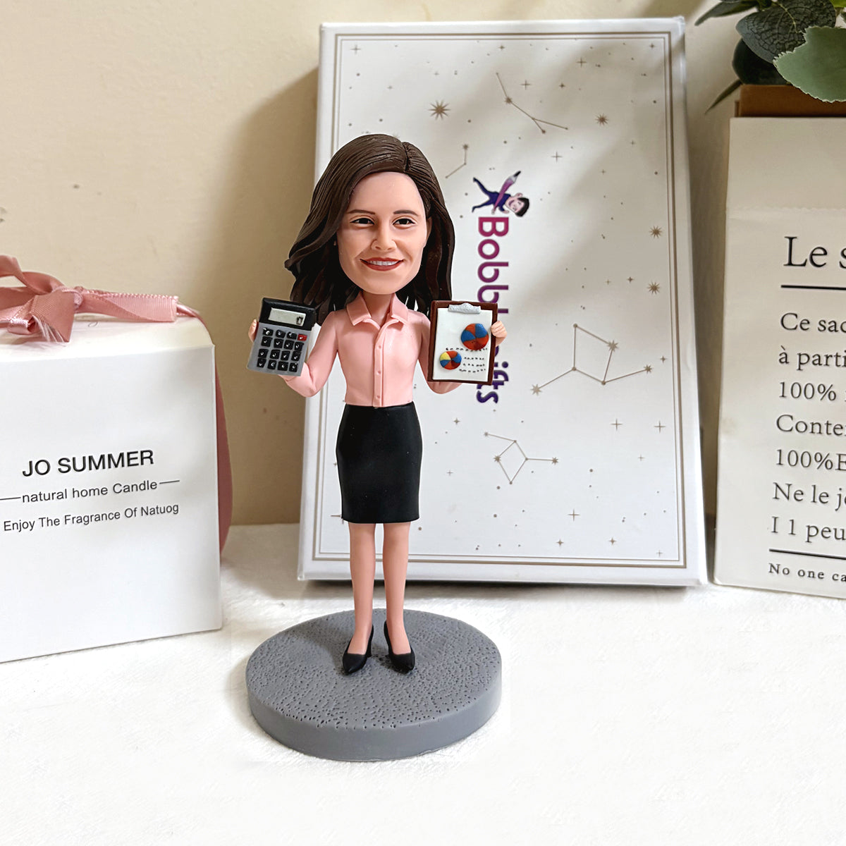 Bobblehead personalizzato raffigurante una contabile donna con calcolatrice e report