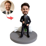 Bobblehead personalizzato in giacca e cravatta seduto su un sacco di soldi
