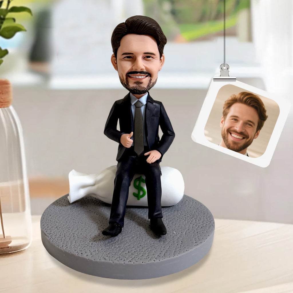 Bobblehead personalizzato in giacca e cravatta seduto su un sacco di soldi