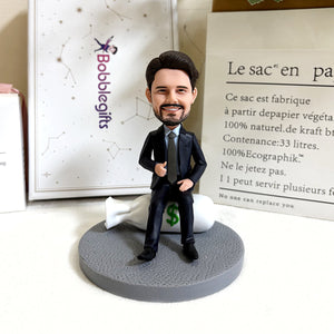 Bobblehead personalizzato in giacca e cravatta seduto su un sacco di soldi
