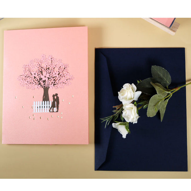 Biglietto d'auguri pop-up 3D con coppia romantica sotto un ciliegio
