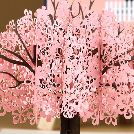 Biglietto d'auguri pop-up 3D con coppia romantica sotto un ciliegio