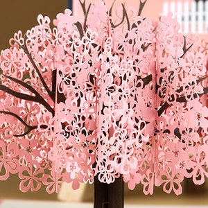 Biglietto d'auguri pop-up 3D con coppia romantica sotto un ciliegio