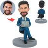 Bobblehead personalizzato raffigurante un capo che lavora al computer
