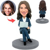 Bobblehead personalizzato raffigurante una boss che lavora con un computer portatile