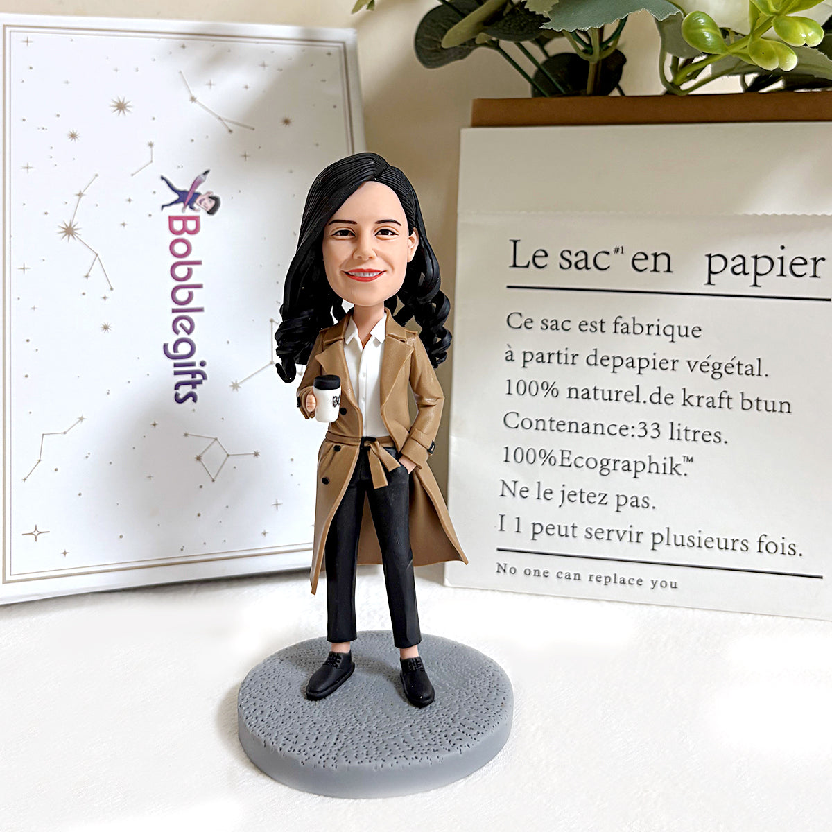 Bobblehead personalizzato per donna – Stile da lavoro con tazza da caffè