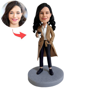 Bobblehead personalizzato per donna – Stile da lavoro con tazza da caffè