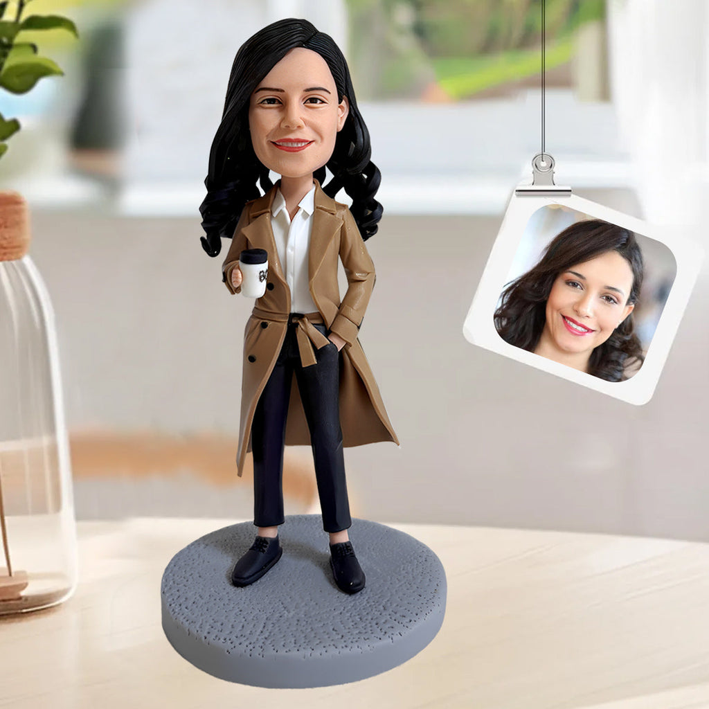 Bobblehead personalizzato per donna – Stile da lavoro con tazza da caffè