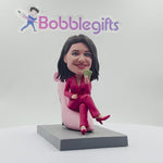 Bobblehead personalizzato raffigurante una donna elegante seduta sui tacchi alti