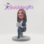 Bobblehead personalizzato raffigurante una boss che lavora con un computer portatile