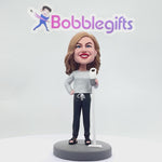 Bobblehead personalizzato che pulisce la mamma con l'aspirapolvere