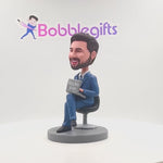 Bobblehead personalizzato raffigurante un capo che lavora al computer