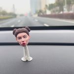 Cruscotto per auto personalizzato con bobblehead femminile
